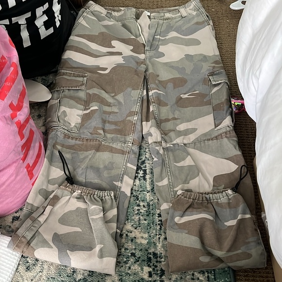 Cargo topshop pants. Never worn! Size 4 - Picture 2 of 2
